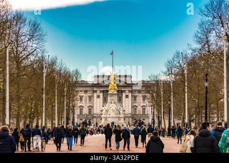 Tolle Nahaufnahme der Leute, die in Richtung des berühmten Victoria Memorial und Buckingham Palace auf der zeremonielle Route und Straße namens The Mall laufen... Stockfoto