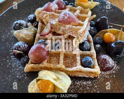 Die Waffeln sind köstlich mit Obst dekoriert Stockfoto