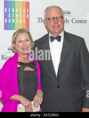 7. Dezember 2013 – Washington, District of Columbia, Vereinigte Staaten von Amerika – James A. Johnson und Heather Muir Kirby treffen am Samstag, den 7. Dezember 2013, zum offiziellen Künstleressen ein, um die Empfänger der Kennedy Center Honors 2013 zu ehren, die von US-Außenminister John F. Kerry im US-Außenministerium in Washington, D.C. veranstaltet wurden. Die 2013 Preisträger sind: opernsängerin Martina Arroyo, Pianist, Keyboarder, Bandleader und Komponist Herbie Hancock, Pianist, Sänger und Songwriter Billy Joel, Schauspielerin Shirley MacLaine und Musiker und Songwriter Carlos Santana Stockfoto