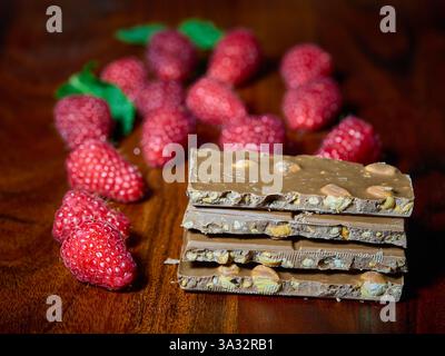 Schokolade und Himbeeren mit Minzblatt Stockfoto
