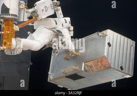 10. März 2014 – der Missionsspezialist Andrew Feustel befindet sich auf einer Fußstütze am Ende des Remote-Manipulator-Systems von Atlantis und bewegt das Corrective Optics Space Telescope Axial Replacement (COSTAR) während der dritten Sitzung der Mission mit außerfahrzeugbezogener Aktivität (EVA), während die Arbeiten an der Modernisierung und Modernisierung des Hubble Space Telescope fortgesetzt werden. 16. Mai 2009..um den preisgekrönten Film Gravity zu feiern, hat die NASA realistische Bilder der Internationalen Raumstation, NASA-Astronauten und Aufnahmen der Erde aus dem Weltraum veröffentlicht - 10. März 2014..um die besten visuellen Effekte zu feiern Oscar für ''Gravity', Stockfoto