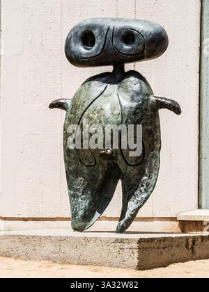 Die Bronzestatue, bekannt als „Personnage“ (Persönlichkeit) von Joan Miró, vor dem Fundació Joan Miró in Barcelona. Stockfoto