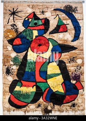 Ein Mischmedienteppich von Joan Miro und Josep Royo im Fundació Joan Miró in Barcelona. Stockfoto