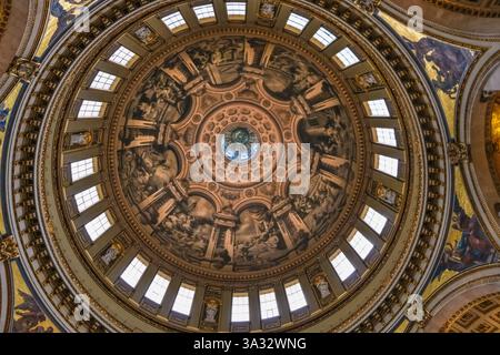 Großartige Nahaufnahme des Inneren der Kuppel der St. Paul's Cathedral, die zeigt, wie Sir James Thornhill's Gemälde eine Illusion des wahren... Stockfoto