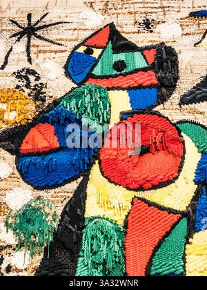 Nahaufnahme eines Wandteppichs mit gemischten Medien von Joan Miro und Josep Royo im Fundació Joan Miró in Barcelona. Stockfoto