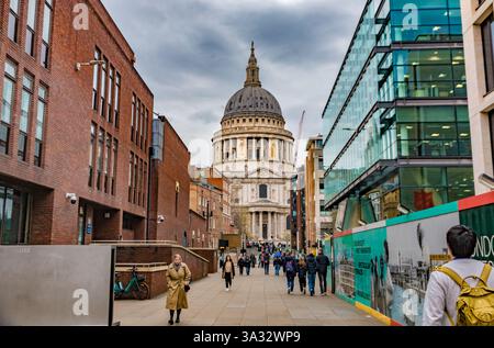 Malerischer Straßenblick auf die berühmte St. Paul's Cathedral vom Peter's Hill in London an einem bewölkten Tag. Das denkmalgeschützte Gebäude der Klasse I wurde im... Stockfoto