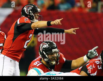 8. August 2014 - Atlanta, GA, USA - Atlanta Falcons Quarterback Matt Ryan nennt ein hörbares, während das Zentrum Joe Hawley auf eine Defensive im ersten Quartal während der Ausstellungsaktion am Freitag, den 8. August 2014, im Georgia Dome in Atlanta verweist. (Abbildung: © Curtis Compton/MCT/ZUMA Wire) Stockfoto