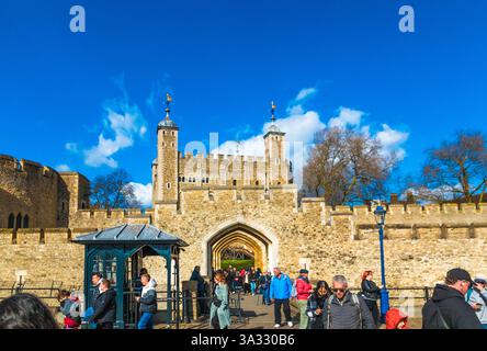 Großartige Nahaufnahme der mittleren Zugbrücke des Tower of London, dem zweiten Eingang zum berühmten Schloss an einem sonnigen Tag mit klarem blauen Himmel. Es ist... Stockfoto