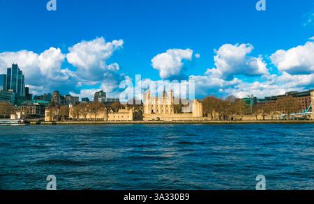 Schöner Panoramablick auf den berühmten Tower of London über die Themse, eine der beliebtesten Touristenattraktionen Englands. Im Jahr 1988 wurde es hinzugefügt zu... Stockfoto