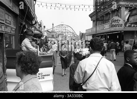 USA 1959. Deno's Wonder Wheel Vergnügungspark på Coney Island i Brooklyn und dess åkattraktioner. Stockfoto