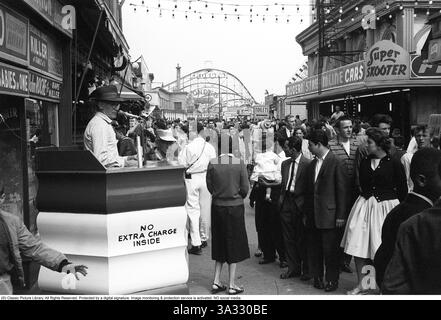 USA 1959. Deno's Wonder Wheel Vergnügungspark på Coney Island i Brooklyn und dess åkattraktioner. Stockfoto