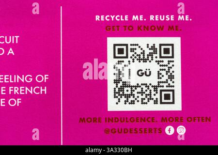 QR Quick Response Code Matrix Barcode - Recycle me Reuse me get to Know Me - Details auf der Schachtel mit GU Cheesecake Speculoos Puddings Stockfoto