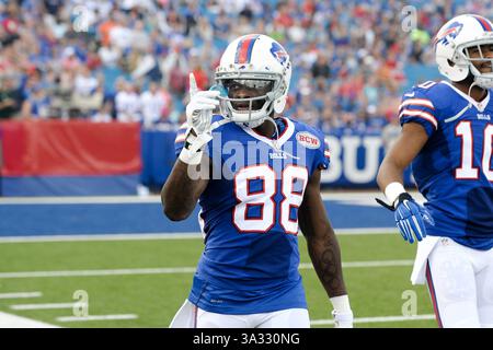 August 2014 - Orchard Park, New York, USA S - Buffalo Bills Wide Receiver MARQUISE GOODWIN (88) signalisiert den Fans, als die Bills sich im Ralph Wilson Stadium in Orchard Park, NY, auf die Tampa Bay Buccaneers vorbereiten. Tampa Bay besiegte Buffalo mit 27:14. (Kreditbild: © Michael Johnson/ZUMA Wire) Stockfoto