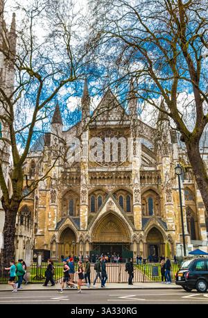 Herrlicher Blick auf den nördlichen Eingang der Westminster Abbey mit einem aufwendig geschnitzten Tympanon, mit einem großen Rosenfenster und fliegenden Stützen darüber... Stockfoto