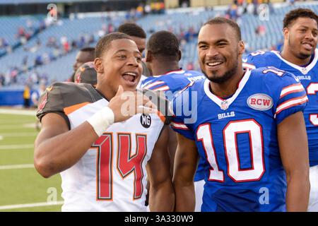 August 2014 - Orchard Park, New York, USA S - Tampa Bay Buccaneers Wide Receiver ROBERT HERRON (14) spricht mit Buffalo Bills Wide Receiver ROBERT WOODS (10) nach dem Spiel im Ralph Wilson Stadium in Orchard Park, NY. Tampa Bay besiegte Buffalo mit 27:14. (Kreditbild: © Michael Johnson/ZUMA Wire) Stockfoto