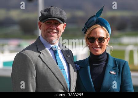 Mike Tindall, ehemaliger Rugbyspieler und Zara Tindall britischer Pferdesport und Mitglied der Royal Family, kommen vor dem Cheltenham Festival 2025 Gold Cup Day auf der Cheltenham Racecourse, Cheltenham, Großbritannien, 14. März 2025 (Foto: Gareth Evans/News Images) Stockfoto