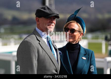 Mike Tindall, ehemaliger Rugbyspieler und Zara Tindall britischer Pferdesport und Mitglied der Royal Family, kommen vor dem Cheltenham Festival 2025 Gold Cup Day auf der Cheltenham Racecourse, Cheltenham, Großbritannien, 14. März 2025 (Foto: Gareth Evans/News Images) Stockfoto