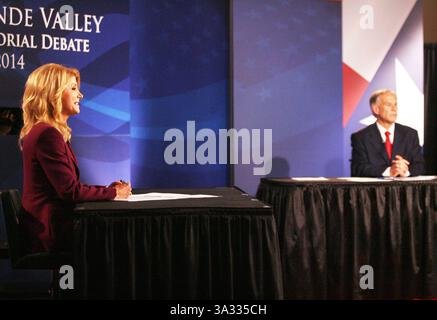 September 2014 - Edinburg, Texas, USA Wendy Davis und Greg Abbott nehmen am Freitag, den 19. September 2014, in Edinburg, Texas, an der Gouverneursdebatte des Rio Grande Valley Teil. Die Debatte war die erste von zwei, die vor den Wahlen im November geplant waren. (Bild: © Prensa Internacional/ZUMA Wire) Stockfoto