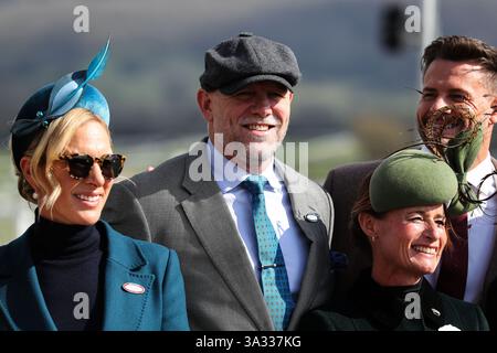 Cheltenham, Großbritannien. März 2025. Mike Tindall, ehemaliger Rugby-Spieler und Zara Tindall britischer Pferdesport und Mitglied der Royal Family, kommen am 14. März 2025 in Cheltenham, Großbritannien, vor dem Cheltenham Festival 2025 Gold Cup Day auf der Cheltenham Racecourse, Cheltenham, Großbritannien, am 14. März 2025 (Foto: Gareth Evans/News Images) in Cheltenham, Großbritannien. (Foto: Gareth Evans/News Images/SIPA USA) Credit: SIPA USA/Alamy Live News Stockfoto