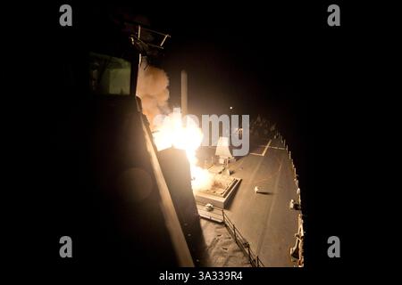 23. September 2014 - Rotes Meer - der Raketenzerstörer USS Arleigh Burke (DDG 51) startet Tomahawk-Kreuzfahrtraketen, um Angriffe auf ISIL-Ziele durchzuführen. Arleigh Burke ist im Zuständigkeitsbereich der 5. US-Flotte im Einsatz und unterstützt maritime Sicherheitsoperationen und Kooperationsbemühungen im Bereich der Theatersicherheit. Die USA und fünf arabische Verbündete haben die ersten Angriffe gegen die Militanten des Islamischen Staates (IS) in Syrien eingeleitet. (Kreditbild: © Carlos M. Vazquez/U.S. Marineblau/ZUMAPRESS.com) Stockfoto