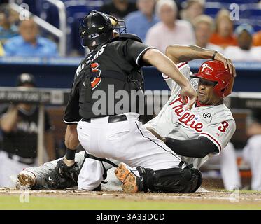 24. September 2014 - Miami, FL, USA - Miami Marlins Catcher Jeff Mathis legt Philadelphia Phillies' Marlon Byrd während des zweiten Inning am Mittwoch, den 24. September 2014, im Marlins Park in Miami zu Hause. (Abbildung: © Pedro Portal/MCT/ZUMA Wire) Stockfoto