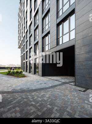Parkhaus Eingang in modernes Bürogebäude. Geflieste Fassade eines neuen Appartements oder Bürogebäudes im Stadtzentrum. Stockfoto
