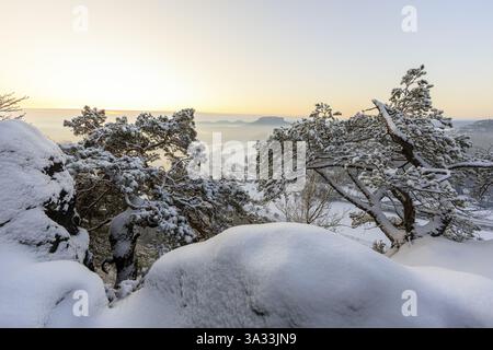 Winterzauber an der Basteibrücke, Blick auf die Elbe, den Kurort Rathen und den Lilienstein kurz vor Sonnenaufgang, Sächsische Schweiz, Sachsen Stockfoto