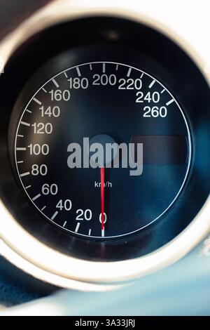 Analoger Tachometerrad im Armaturenbrett. Nahaufnahme, keine Leute, rote Nadel. Stockfoto
