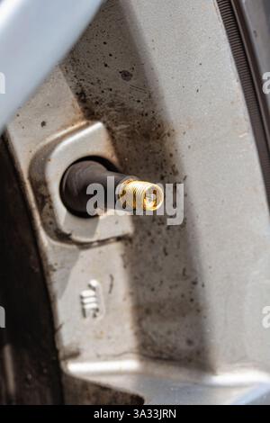 Reifenventil für Autos ohne Gummikappe. Nahaufnahme Makroaufnahme, keine Leute. Stockfoto