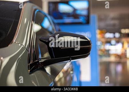 Moderne Kunststoffabdeckung des Außenspiegels des Außenrückspiegels des Fahrzeugs. Nahaufnahme, geringe Schärfentiefe, keine Personen. Stockfoto