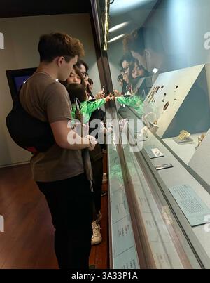 Taipei, Taiwan, Gruppe Junger Leute, Touristen, Die Das Taiwan National Museum Besuchen, Asiatische Chinesische Historische Kunstsammlung, Schmuckausstellung Stockfoto