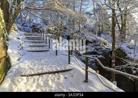 Treppen in einer schneebedeckten Felsenlandschaft auf dem Aufstieg zur Bastei, Wanderweg von Rathen, Sächsische Schweiz, Sachsen, Deutschland, Europa Stockfoto