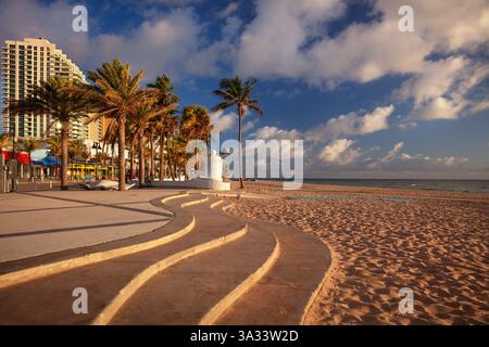 Fort Lauderdale, Florida, USA. Stadtansicht vom Strand von Fort Lauderdale mit Sandstrand bei schönem Sonnenaufgang. Stockfoto