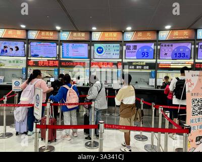 Taipei, Taiwan, Crowd People, Warten in der Warteschlange, um Tickets für Fernbusreisen zu kaufen, Büro, Taipei Busbahnhof Stockfoto