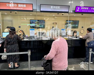 Taipei, Taiwan, Crowd People, Warten in der Warteschlange, um Tickets für Fernbusreisen zu kaufen, Büro, Taipei Busbahnhof Stockfoto