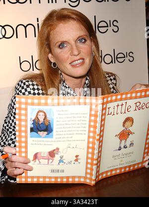 SEPTEMBER 2003 - K33062AR.BLOOMINGDALE'S BEGRÜSST SARAH FERGUSON, DIE HERZOGIN VON YORK, ALS SIE IHR NEUES KINDERBUCH ''LITTLE RED'', NYC, LIEST UND SIGNIERT..24.09.2003. ANDREA RENUALT / SARAH FERGUSON(Bild: © Globe Photos/ZUMAPRESS.com) Stockfoto