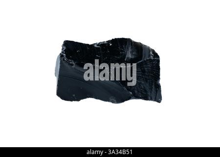 Natürlicher Obsidian Stein Nahaufnahme isoliert auf weißem Hintergrund mit schwarzer glänzender Textur. Stockfoto