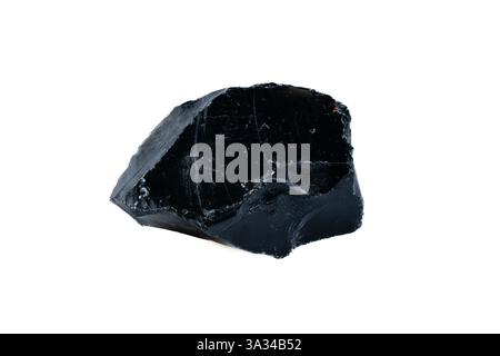 Natürliches schwarzes Obsidian vulkanisches Glas Mineralstein Exemplar auf weißem Hintergrund. Stockfoto