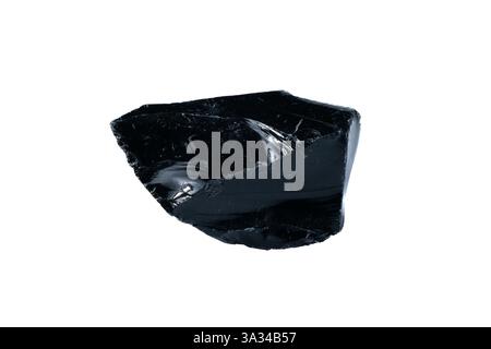 Rohes natürliches schwarzes Obsidian vulkanisches Glasfelsenmineral auf weißem Hintergrund. Stockfoto