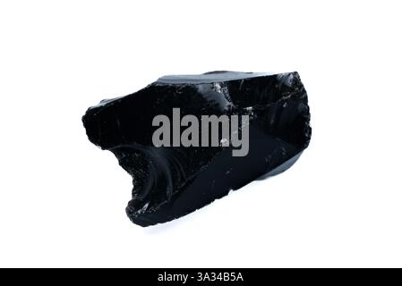 Natürlicher schwarzer Obsidian Stein isoliert auf weißem Hintergrund für Geologie und Mineralogie Sammlung. Stockfoto