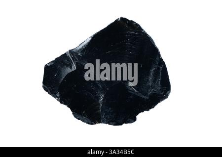 Natürliches schwarzes Obsidian vulkanisches Glas Rohgestein Mineral Exemplar auf weißem Hintergrund. Stockfoto