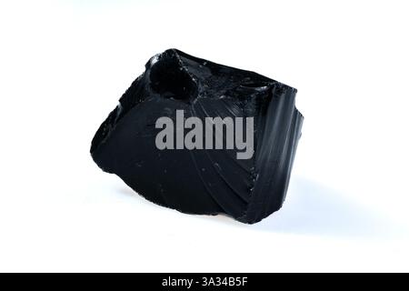 Natürliches schwarzes vulkanisches Obsidian-Steinfragment isoliert auf weißem Hintergrund. Stockfoto
