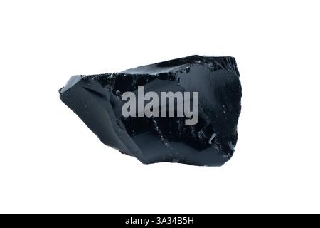 Rohes natürliches schwarzes Obsidian vulkanisches Glas Mineral isoliert auf weißem Hintergrund. Stockfoto