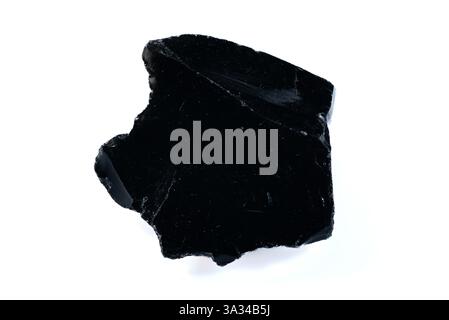Natürliches schwarzes Obsidiangestein isoliert auf weißem Hintergrund. Stockfoto