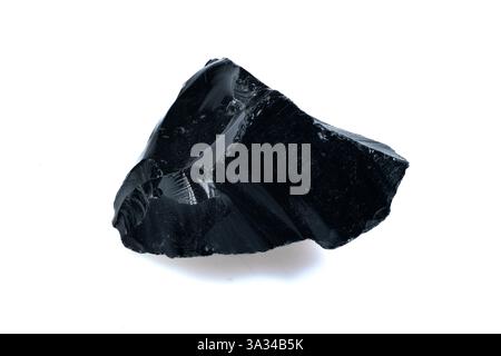 Natürliche Form von rohen schwarzen Obsidian vulkanischen Gesteinen isoliert auf weißem Hintergrund. Stockfoto