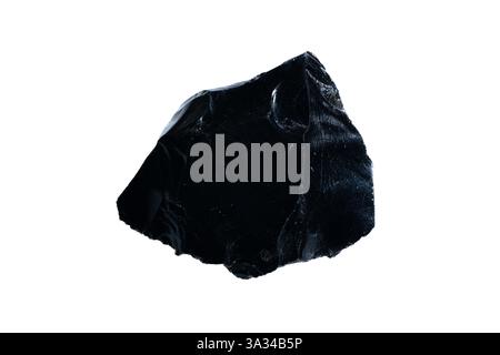 Natürliches Obsidian vulkanisches Glassteinexemplar mit schwarzer reflektierender Textur auf weißem Hintergrund. Stockfoto