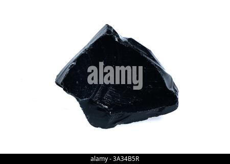 Glänzender schwarzer natürlicher Obsidian-Felsen isoliert auf reinweißem Hintergrund. Stockfoto