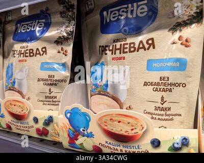 Bobruisk, Weißrussland - 2. März 2025: Hell verpacktes Buchweizen-Müsli befindet sich in einem Ladenregal und präsentiert seine cremige Textur und die lebendigen Zutaten. Stockfoto