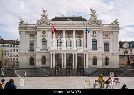 07.02.2025 Zürich, Schweiz. Opernschloss Zürich am Sechseläutenplatz, Menschen im Vordergrund, Weitwinkel, tagsüber. Stockfoto