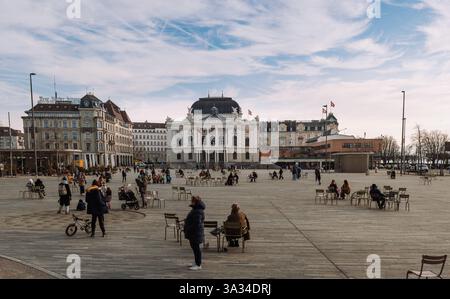 07.02.2025 Zürich, Schweiz. Opernschloss Zürich am Sechseläutenplatz, Menschen im Vordergrund, Weitwinkel, tagsüber. Stockfoto